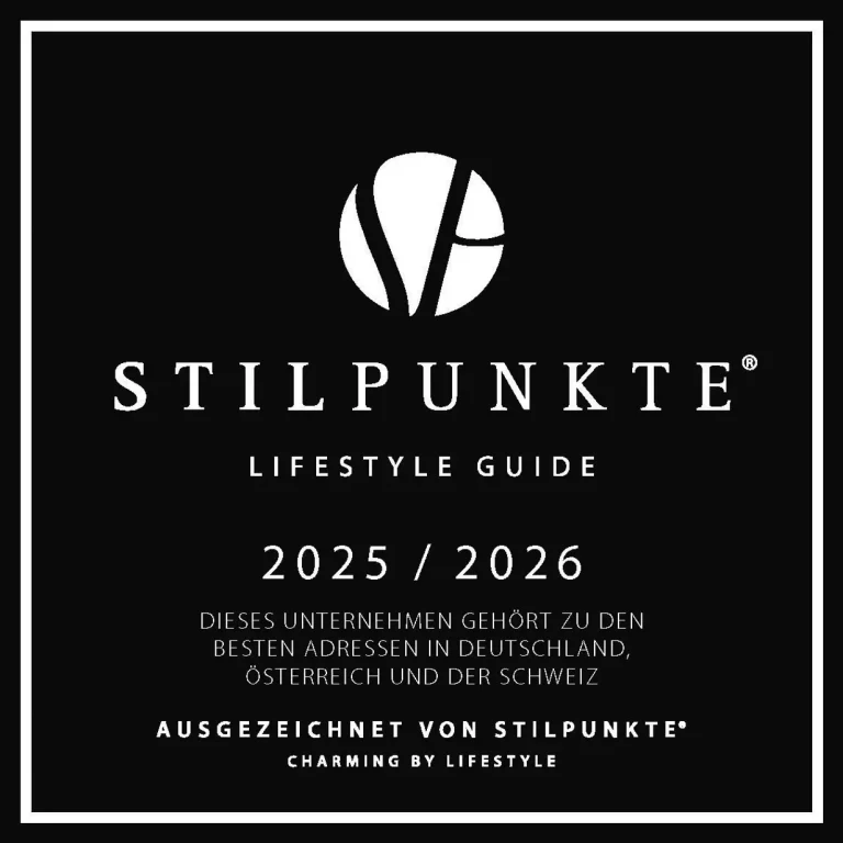 Schwarzer Hintergrund mit dem Logo von Stilpunkte und den Jahreszahlen 2024/2025.