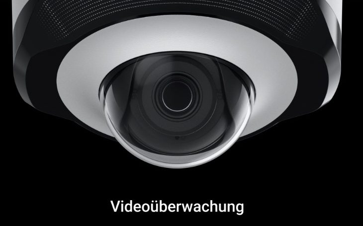 Hier gelangen Sie zur Rubrik: Videoüberwachung Kamera für Videoüberwachung mit einem runden Objektiv und schwarzem Hintergrund.